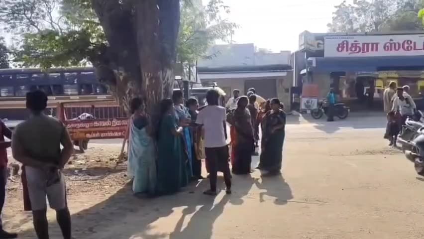 திருநெல்வேலி: தச்சநல்லூரில் மூதாட்டியிடம் செயின் பறிக்க முயன்ற வாலிபரை பிடித்து போலீசாரிடம் ஒப்படைத்த பொதுமக்கள். மற்றொருவரை போலீசார் தேடி வருகின்றனர்.