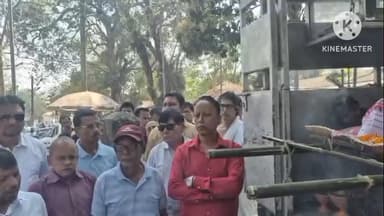 গোলাঘাট: সাংবাদিক শিৰোমণি উপাধিৰে বিভূষিত প্ৰবীণ সাংবাদিক অপূৰ্ব বৰুৱাৰ দেহাৱসান,জিলা সাংবাদিক সংস্থাৰ কাৰ্য্যালয়ত শ্ৰদ্ধাঞ্জলি