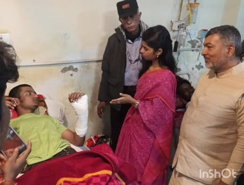 बेनीपुर: विधायक मैथिली ठाकुर ने घायलों की सुध ली