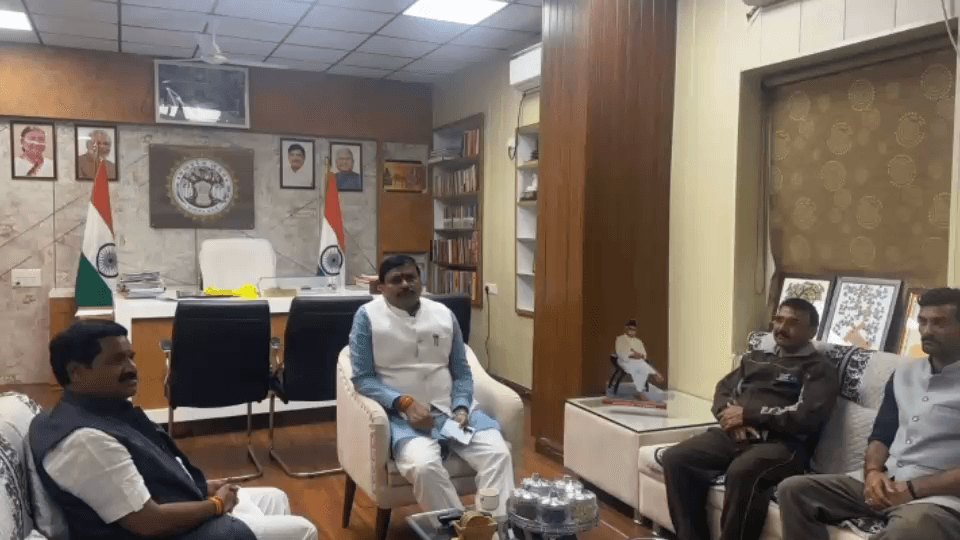 गुनौर: विधायक राजेश वर्मा ने पर्यटन मंत्री धर्मेंद्र सिंह लोधी से की भेंट, मरहा पांडवन के विकास पर हुई चर्चा