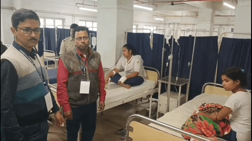 ঘাটাল: টোটোই উচ্চমাধ্যমিক পরীক্ষা কেন্দ্রে আসার সময় টোটো উল্টে আহত ৬ পরীক্ষার্থী, ঘাটাল হাসপাতালেই ব্যবস্থা করা হলো পরীক্ষার