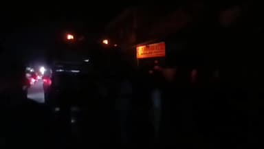 অন্ডাল: অন্ডালের উখড়ায় তালা বন্ধ দোকানে আগুন,আতঙ্ক এলাকায় দমকলের চেষ্টায় আগুন নিয়ন্ত্রনে