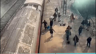 मनकापुर: मनकापुर स्टेशन पर चलती ट्रेन से गिरने से महिला की जान बची, जीआरपी-आरपीएफ जवानों की सूझबूझ से