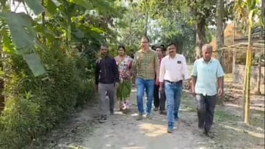 কোচবিহার ২: কোচবিহার মধুপুরে জনসংযোগে গিয়ে সাধারণ মানুষের কথা শুনলেন তৃণমূলের ব্লক সভাপতি।