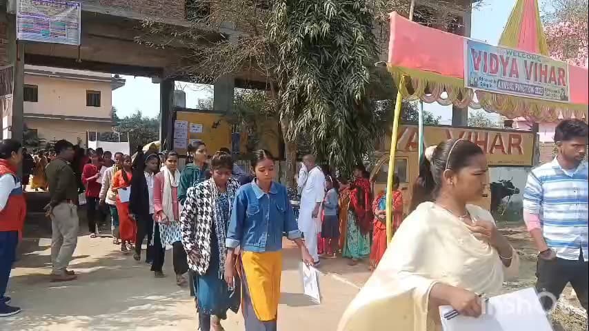 हिलसा: लालसे बिगहा मोड: विद्या विहार में दूसरे के बदले मैट्रिक परीक्षा दे रहा एक परीक्षार्थी निष्कासित