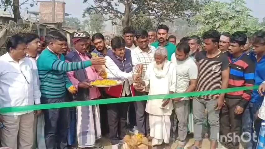 হরিশ্চন্দ্রপুর ১: নির্বাচনের আগে রাস্তার দাবী পূরণ বহর গ্রামের বাসিন্দাদের,হল শিল্যানাস