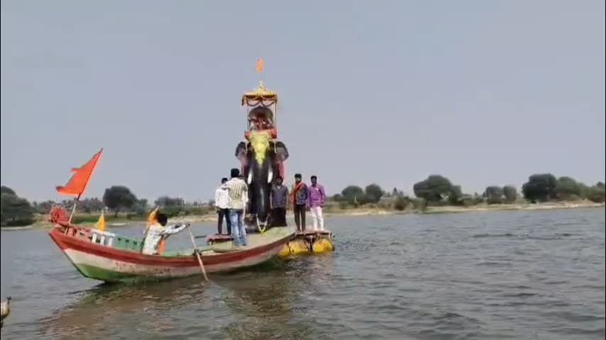 माढा: कौठाळी येथे नदीमध्ये साकारण्यात आली छत्रपती शिवाजी महाराजांची हत्तीवर बसलेली प्रतिकृती