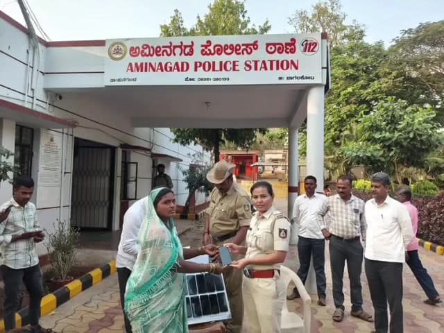 ಹುನಗುಂದ: ಕಳ್ಳತನವಾಗಿದ್ದ,ಕಳೆದುಕೊಂಡಿದ್ದ ಮೊಬೈಲ್ ಪತ್ತೆ ಹಚ್ಚಿದ ಪೊಲೀಸರು, ಪಟ್ಟಣದಲ್ಲಿ ವಾರಸುದಾರರಿಗೆ ಹಸ್ತಾಂತರ