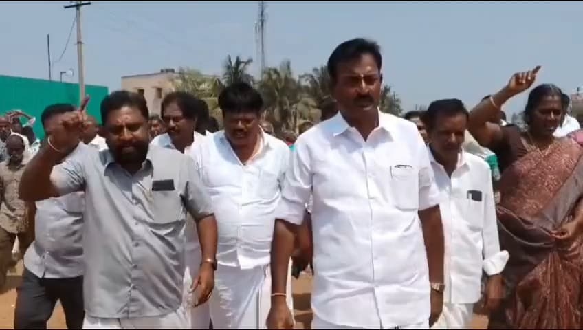 மதுக்கரை: வெள்ளலூர் L&T பைபாஸ் சாலையில் புதுதாக திறக்கபட உள்ள மது கடைக்கு எதிர்ப்பு பொதுமக்கள் சாலை மறியல்