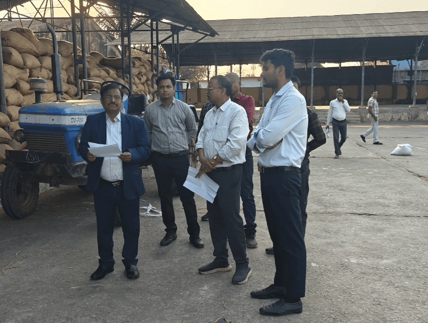 कुरूद: ग्राम छाती धान खरीदी केंद्र का आयुक्त ने किया निरीक्षण, दिए आवश्यक निर्देश