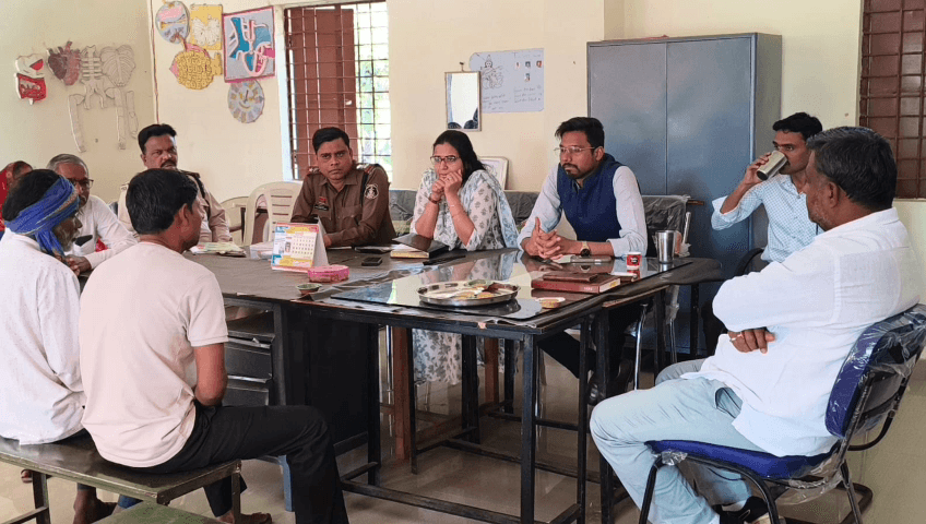 कुरूद: स्कूली छात्र-छात्राओं ने अपने हाथ की कलाई कुरेदी स्कूल प्राचार्य को डी ई ओ ने दिया कारण बताओ नोटिस