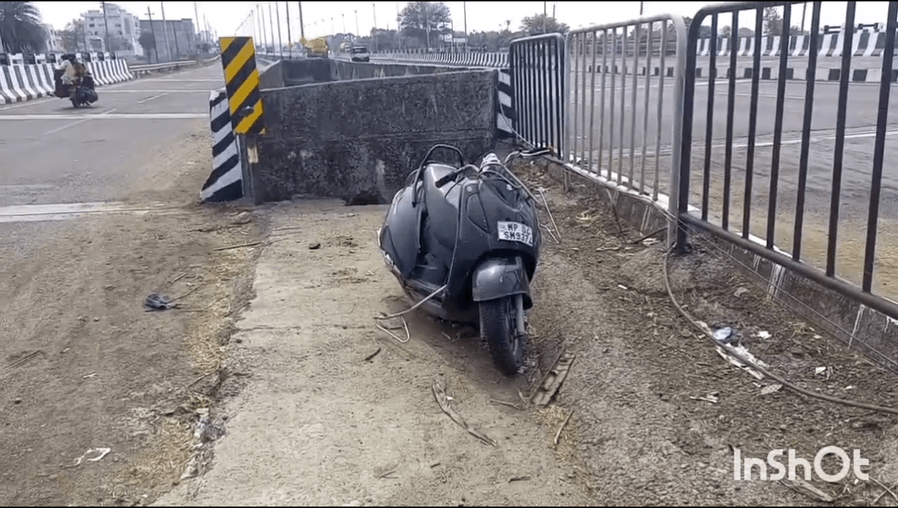 राघोगढ़: साडा कॉलोनी सर्विस रोड पर गैस सिलेंडर से भरे ट्रक ने स्कूटी सवारों को रौंदा, एक की मौत, दूसरा घायल