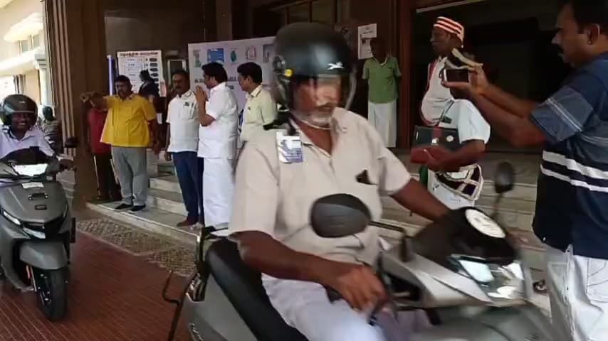 நாமக்கல்: ஆட்சியர் அலுவலகத்தில் 201 மாற்றுத்திறனாளிகளுக்கு ரூ. 1.17 கோடி மதிப்பீட்டில் உதவி உபகரணங்களை எம்.பி ராஜேஷ்குமார் வழங்கினார்