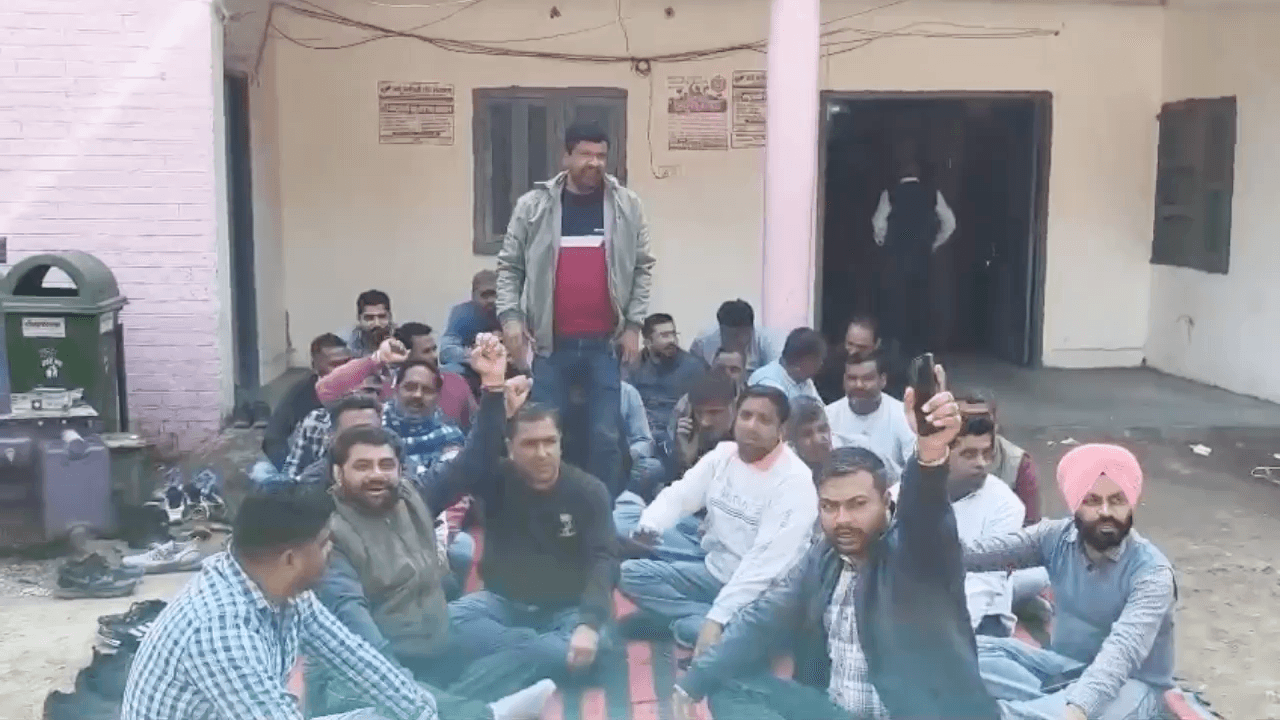 रादौर: एचएसईबी वर्कर यूनियन ने प्रबंधन की नीतियों के खिलाफ दो घंटे प्रदर्शन कर जताया रोष