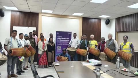 झींकपानी: झींकपानी सीमेंट फैक्ट्री के उत्तम सोनी और आरक्षी उपाधीक्षक राफेल मुर्मू ने मंदार, नगाड़ा, धोती एवं तौलिया बांटे