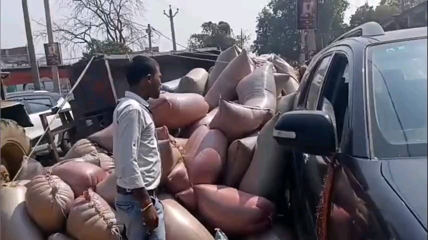 मोदनगंज: काजीसराय के पास धानलदा ट्रैक्टर-ट्रॉली पलटी, कोई हताहत नहीं