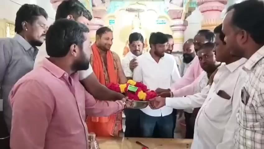 ಬಾಗೇಪಲ್ಲಿ: ಸಾಯಿಬಾಬಾ ದೇವಾಲಯದಲ್ಲಿ ವಿಶೇಷ ಪೂಜೆ ಸಲ್ಲಿಸಿದ ಯುವ ಕಾಂಗ್ರೆಸ್ ಮುಖಂಡರು