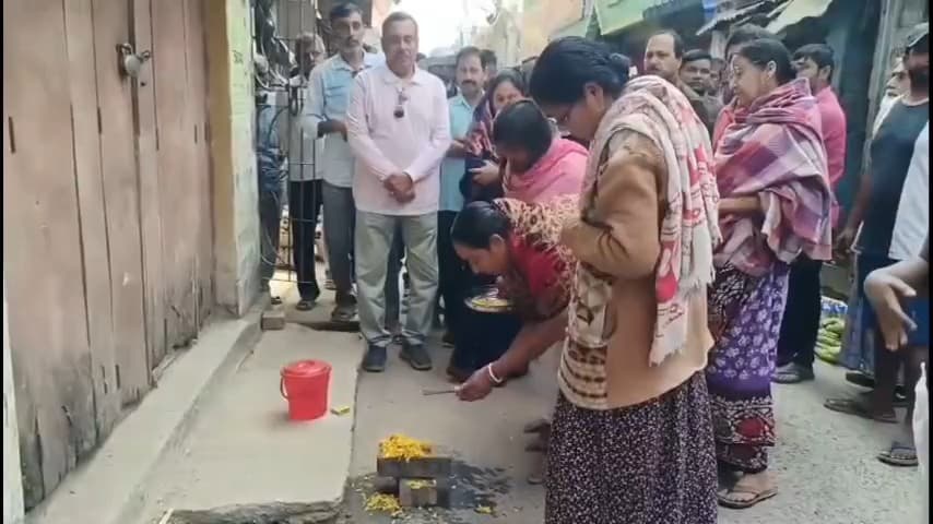 পুরাতন মালদা: পারাশামুন্ডি এলাকায় ৩২ লক্ষ টাকা ব্যয়ে রাস্তা ও নিকাশি ব্যবস্থার উন্নয়নের কাজের আনুষ্ঠানিক সূচনা