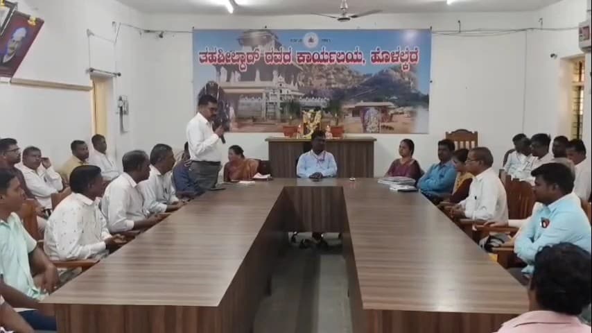 ಹೊಳಲ್ಕೆರೆ: ಪಟ್ಟಣದ ತಾಲ್ಲೂಕು ಕಚೇರಿಯಲ್ಲಿ ಕವಿ ಸರ್ವಜ್ಞ ಜಯಂತಿ