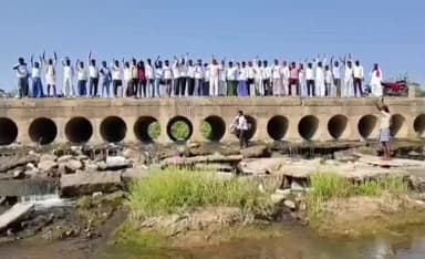 ಯಾದಗಿರಿ: ನಾಯ್ಕಲ್ ನಾಲ್ವಡಿಗಿ ಸೇತುವೆಗಳು ಮೇಲ್ದರ್ಜೆಗೇರಿಸಿ
 - ಮೀನು ಬಲೆ ಬಿಸುವ ಮುಖಾಂತರ ಪ್ರತಿಭಟನೆ