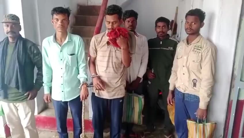 पुपरी: मध निषेध थाना पुपरी पुलिस ने भिट्ठा मोर चेक पोस्ट पर नशापान कर रहे 5 लोगों को किया गिरफ्तार