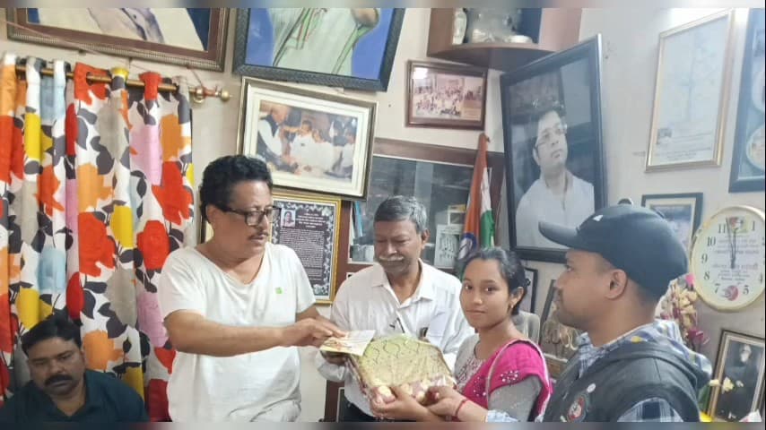 রাজারহাট: ‘মীরা মা সম্প্রীতি উপহার’ প্রদান, বিধাননগরে কন‍্যার হাতে বেনারসি ও আর্থিক সহায়তা তুলে দিলেন বিধায়ক তাপস চ্যাটার্জী