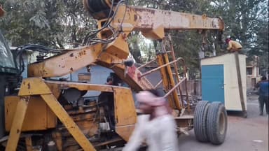 बैरिया: बैरिया तहसील बाउंड्री के बाहर अतिक्रमण को नगर पंचायत ने जेसीबी से हटवाया