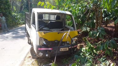 ವಿರಾಜಪೇಟೆ: ಸಿದ್ದಾಪುರದಲ್ಲಿ ಕಾಡುಕೋಣ ಡಿಕ್ಕಿಯಾಗಿ ಗೂಡ್ಸ್ ವಾಹನ ಪಲ್ಟಿ