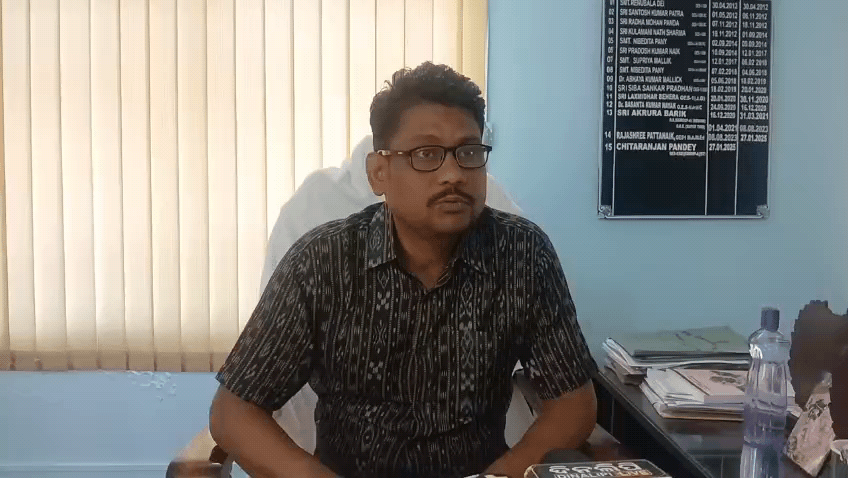 ନୟାଗଡ: ଜିଲ୍ଲାରେ ହୋଇଥିବା ମାଟ୍ରିକ ପରୀକ୍ଷା ଉପରେ ନିଜ କାର୍ଯ୍ୟାଳୟ ପରିସରରେ ପ୍ରତିକ୍ରିୟା ରଖିଲେ ଜିଲ୍ଲା ଶିକ୍ଷା ଅଧିକାରୀ