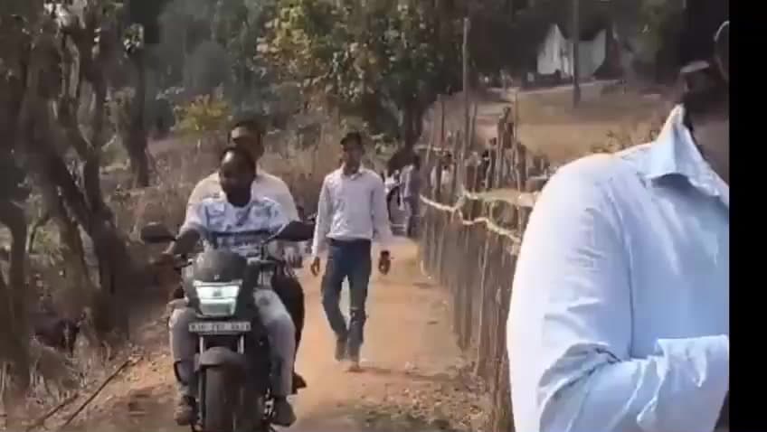 जलडेगा: बीडीओ डॉ. प्रवीण कुमार ने ढोंगीझरया गांव का दौरा किया, ग्रामीणों से उनकी समस्याओं के बारे में बात की