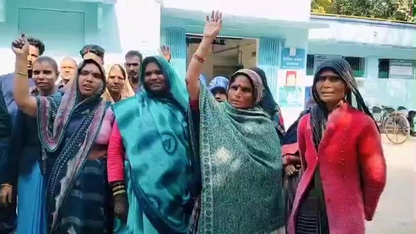 भिंड: आउटसोर्स सफाई कर्मचारियों ने जिला अस्पताल में सिविल सर्जन को ज्ञापन सौंपा