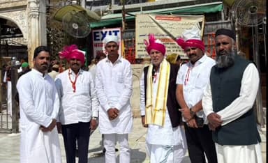 ಯಾದಗಿರಿ: ಅಜ್ಮೇರ್ ದರ್ಗಾಕ್ಕೆ ಶಾಸಕ ತುನ್ನೂರ್ ಭೇಟಿ
-------
ರೈತಾಪಿ ವರ್ಗಕ್ಕೆ ಒಳ್ಳೆಯದಾಗಲಿ
ಪ್ರಾರ್ಥನೆ ಸಲ್ಲಿಕೆ