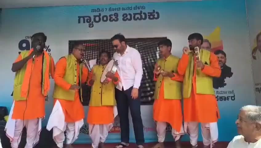 ಕಲಘಟಗಿ: ಪಟ್ಟಣದಲ್ಲಿ ಪಂಚ ಗ್ಯಾರಂಟಿ ಯೋಜನೆಗಳ ಪ್ರಚಾರದ ಎಲ್‌ಇಡಿ ವಾಹನಕ್ಕೆ ಸಚಿವ ಸಂತೋಷ್ ಲಾಡ್ ಚಾಲನೆ