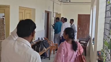 భూపాలపల్లి: భూపాలపల్లి జిల్లా కేంద్రంలో ఏసీబీ కలకలం, రూ. 5000 లంచం తీసుకుంటూ ఏసీబీకి పట్టుబడ్డ కోర్టు ముగ్గురు సిబ్బంది