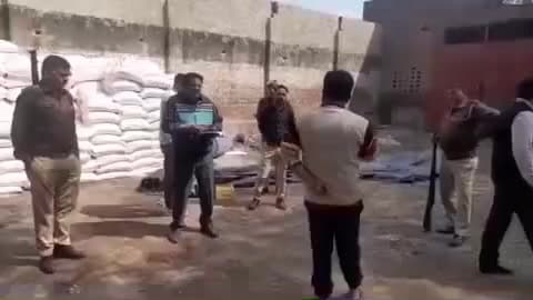 सासनी: तहसील सासनी के पास स्थित नकली खाद फैक्ट्री पर प्रशासन ने की छापेमारी, जिलाधिकारी ने फैक्ट्री को किया सील