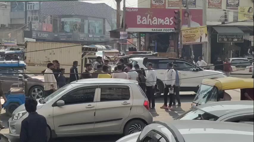 बहादुरगढ़: रोहतक दिल्ली रोड पर झज्जर मोड़ के पास ऑटो से टक्कर में ई-रिक्शा पलटी, महिला घायल