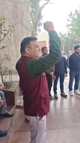 बहादुरगढ़: एचएसईबी वर्कर यूनियन से जुड़े कर्मचारियों का बिजली निगम के मंडल कार्यालय परिसर में रोष प्रदर्शन