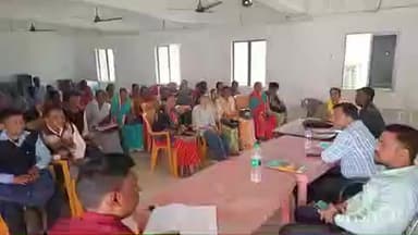 मढ़ौरा: मढ़ौरा प्रखंड सभागार में कल्याण पदाधिकारी ने तीन प्रखंडों के विकास मित्रों के साथ बैठक की