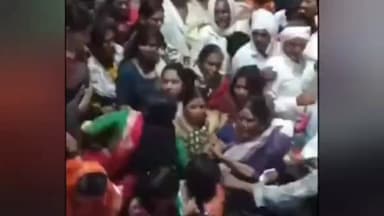 बसमत: औंढा नागनाथ मंदिर परिसरात रथोत्सवाच्या वेळी महिलांमध्ये फ्रीस्टाइल हाणामारी व्हिडिओ व्हायरल