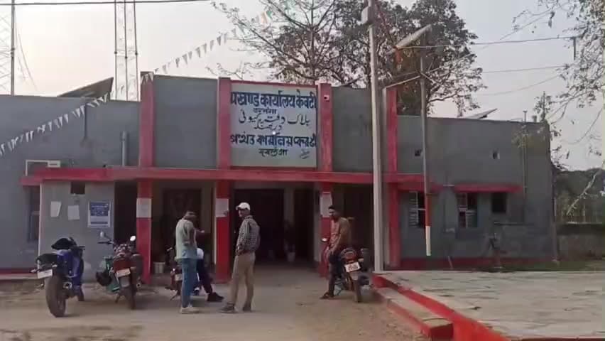 केवटी रनवे: केवटी प्रखंड मुख्यालय से सरकारी पेड़ों की कथित अवैध कटाई, BDO पर आरोप, BDO ने आरोप को बताया निराधार
