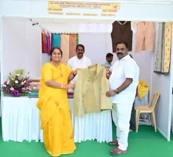 పెనుగొండ: అసెంబ్లీ ఆవరణలో చేనేత స్టాల్లు పరిశీలించిన మంత్రి సవిత