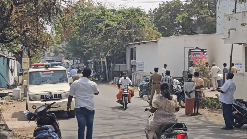 திருப்பூர் தெற்கு: ஐந்து சாலை சந்திப்பு பகுதியில் 90 சதவீதம் எந்த நிலையில் பெண் சடலம் மீட்பு - போலீசார் விசாரணை , பரபரப்பு