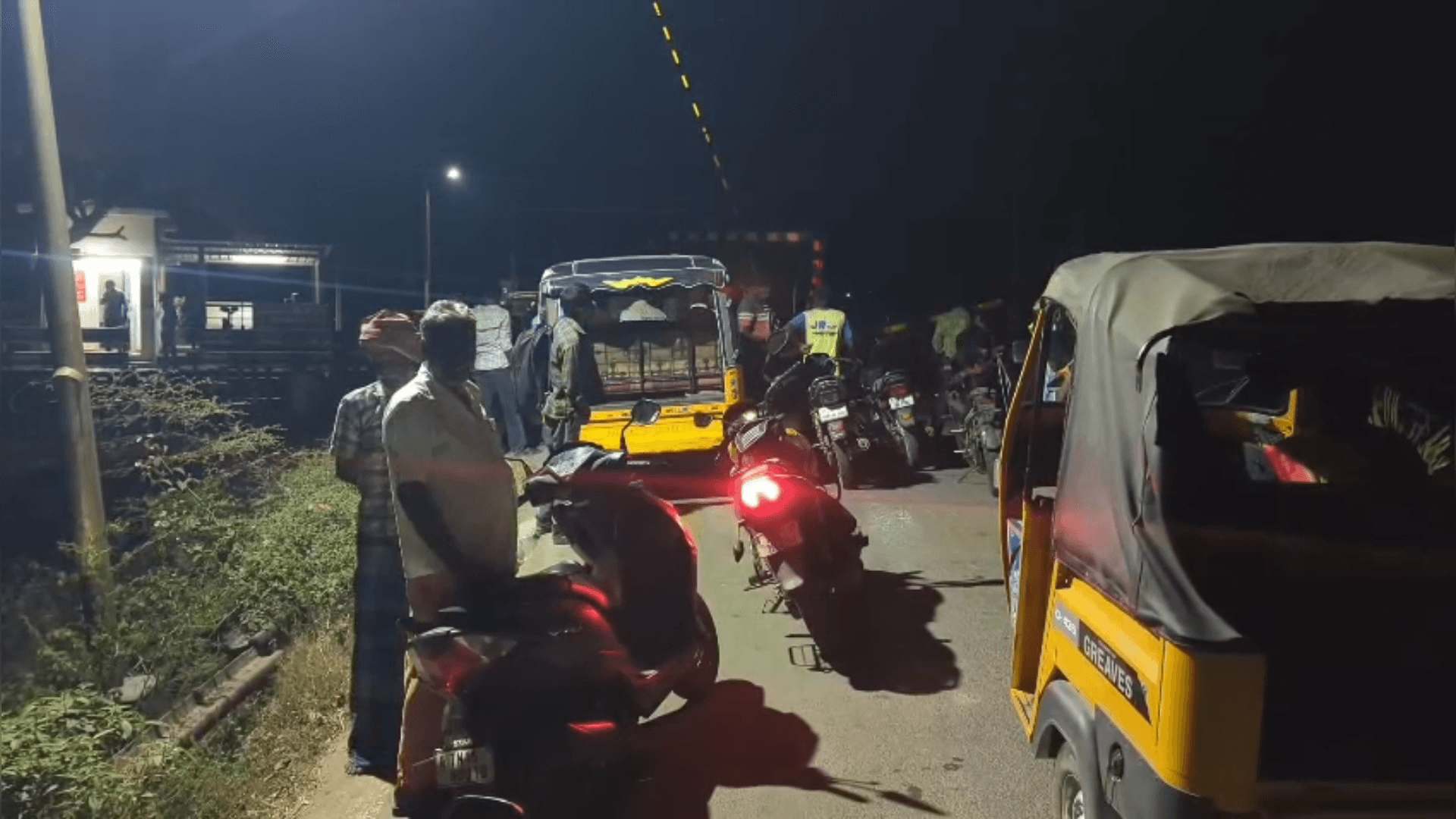 உளுந்தூர்பேட்டை: பரிக்கல் ரயில்வே கேட்டை உடைத்துச் சென்ற கார் சுமார் முக்கால் மணி நேரத்திற்கு மேலாக தாமதமாக புறப்பட்ட வந்தே பாரத் மற்றும் விரைவு ரயில்கள்