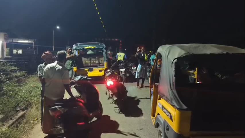 உளுந்தூர்பேட்டை: பரிக்கல் ரயில்வே கேட்டை உடைத்துச் சென்ற கார் ; கேட் சரி செய்யப்பட்டு 45 நிமிடங்களுக்குப் பிறகு சென்ற வந்தே பாரத் மற்றும் விரைவு ரயில்கள்