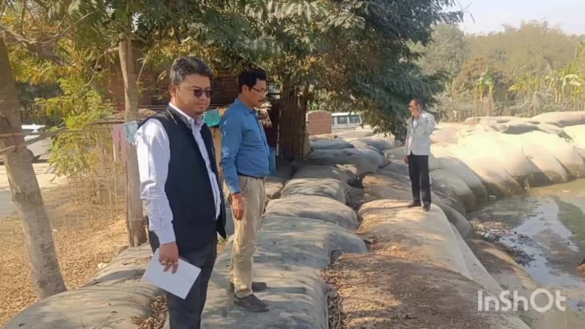 সৰুপথাৰ: চাউদাংপথাৰত বান প্ৰতিৰোধক আঁচনি পৰিদৰ্শন গোলাঘাট জিলাৰ আয়ুক্ত পৰাগ কুমাৰ কাকতিৰ