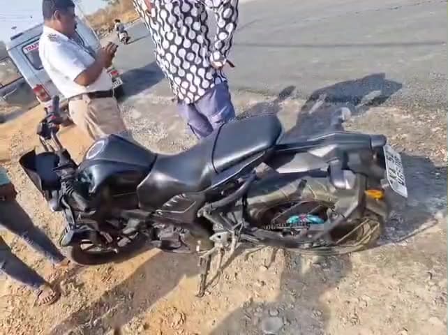 ನೆಲಮಂಗಲ: ಪಟ್ಟಣದ ಗಣೇಶನ  ಗುಡಿ ಬಳಿ ಚಲಿಸುತ್ತಿದ್ದ ಬೈಕ್ ನ ಚಕ್ರಕ್ಕೆ ಸೀರೆ ಸೆರಗು ಸಿಲುಕಿಕೊಂಡು ಅಪಘಾತವಾಗಿ ಮಹಿಳೆ ಸಾವು