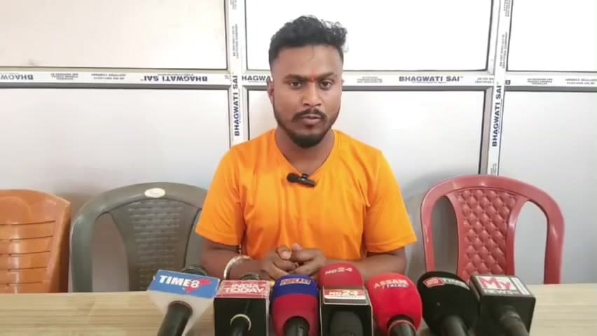 সৃজনগ্ৰাম: অভয়াপুৰীত প্ৰকাশ আৰ্য্যৰ সংবাদমেল, ৰাষ্ট্ৰীয় বজৰং দলৰ জিলা সমিতিৰ সভাপতিৰ নেতৃত্বত চলে নামনি অসমৰ গৰুৰ ছিণ্ডিকেট