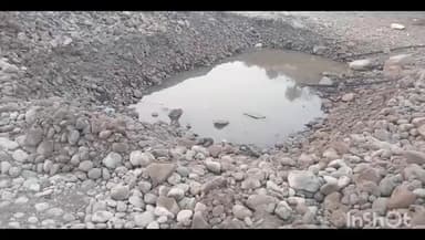 भीमपुर: धामनिया सहित गांवों में जल संकट, किसान नदियों में गड्ढे खोदकर कर रहे सिंचाई, सूख रही फसलें