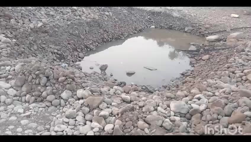 भीमपुर: धामनिया सहित गांवों में जल संकट, किसान नदियों में गड्ढे खोदकर कर रहे सिंचाई, सूख रही फसलें