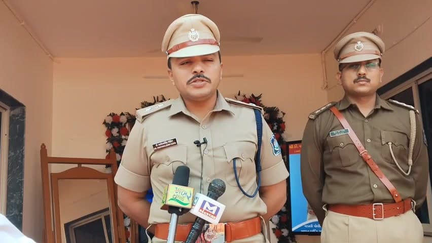 વડાલી: શહેર પોલીસ સ્ટેશન ખાતે વાર્ષિક નિરીક્ષણ દરમિયાન જિલ્લા પોલીસ વડાએ કામગીરીની સમીક્ષા કરી, પ્રતિક્રિયા આપી